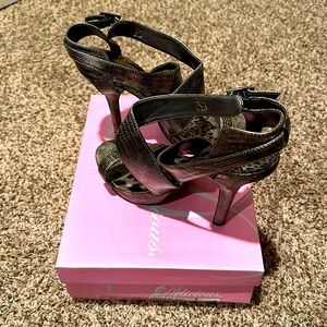 Like new monochrome heels